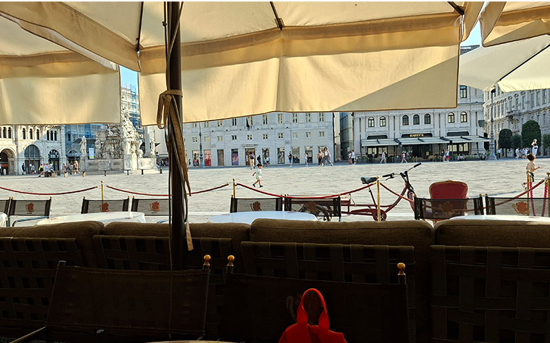 Die Aussicht vom Caffè auf die Piazza Unita d'Italia