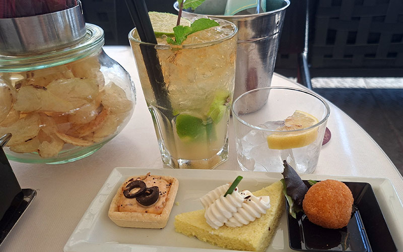 Kleine Snacks zu einem ausgezeichneten Mojito
