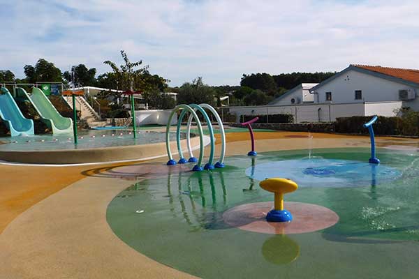 Der Wasserspielplatz mit den Rutschen 