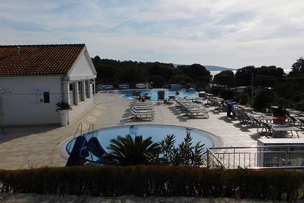 Blick auf Kinderpool, Außenpool und das kleine Wellnesszentrum 