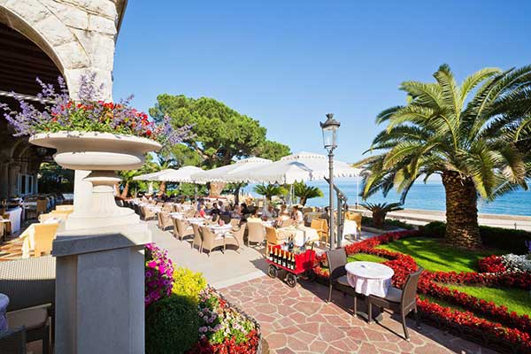 Auf der Terrasse des Hotels Milenij mit Blick aufs Meer (Foto © Hotel Milenj)