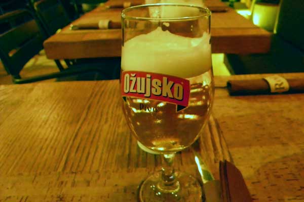 Der Durst wird mit einem kroatischen Bier gelöscht