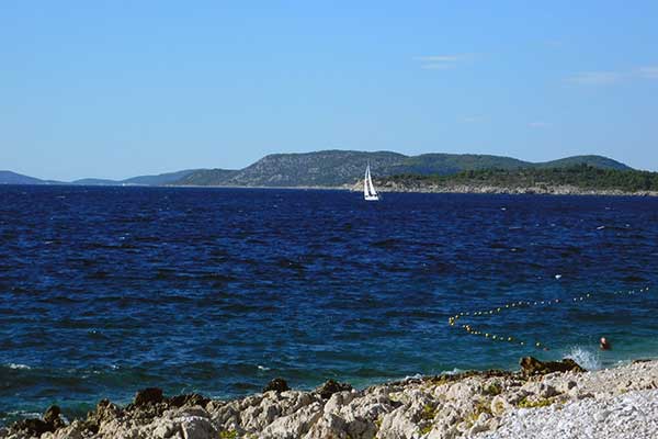 Blick aufs Meer vom Strand aus