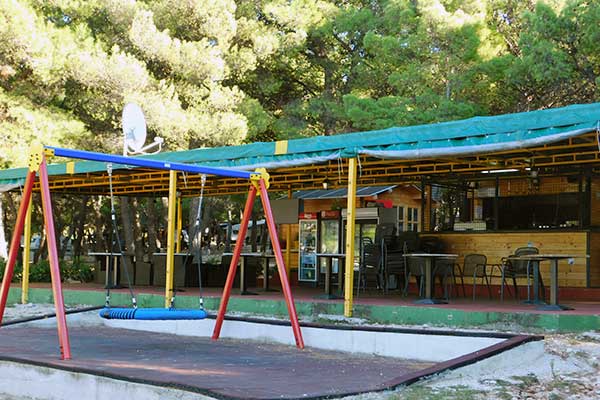 Spielplatz und Strandbar am Campingplatz Adriatic