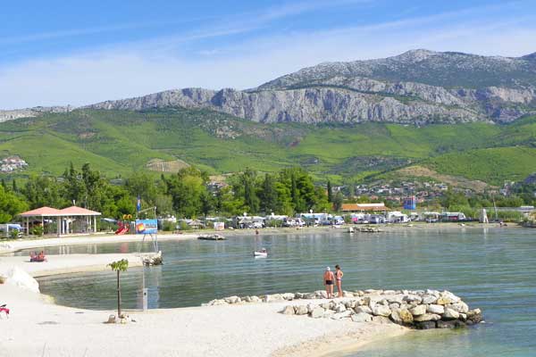 Der Blick vom Strand auf die Berge von Split - Camping Stobreč