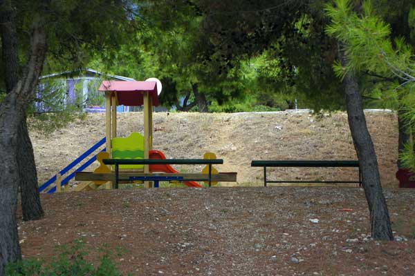 Blick auf den kleinen Spielplatz des Campingplatzes