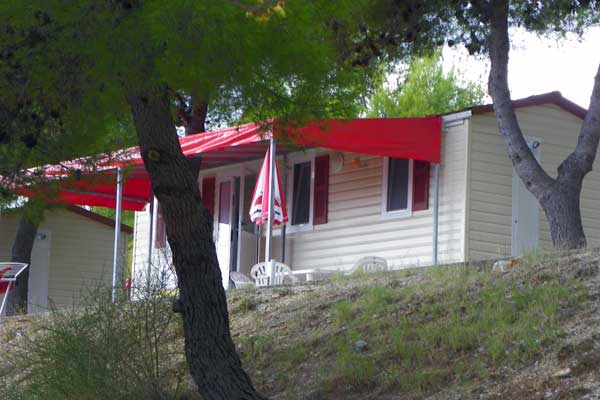 Blick auf unser Mobilheim am Campingplatz Vranjica Belvedere in der Nähe von Trogir