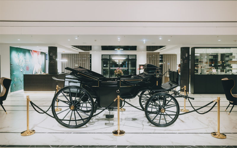 Die schwarze Kutsche in der Lobby des Hotels Grand Elisabeth - Die schwarze Kutsche