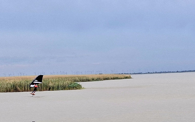 Surfen und Kiten am See