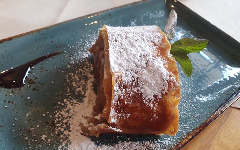 Ein Apfelstrudel zum Dessert