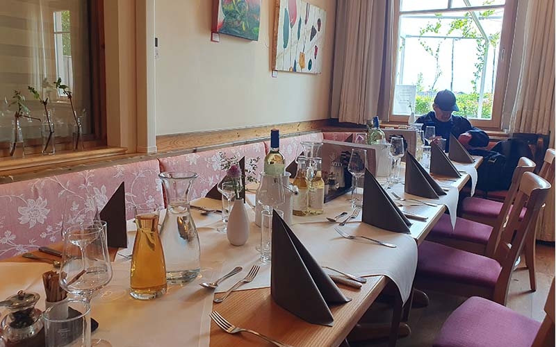 Ein schön gedeckter Tisch erwartet uns
