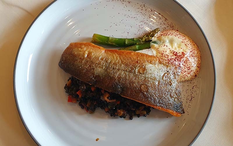 Saibling mit Linsen und Spargel