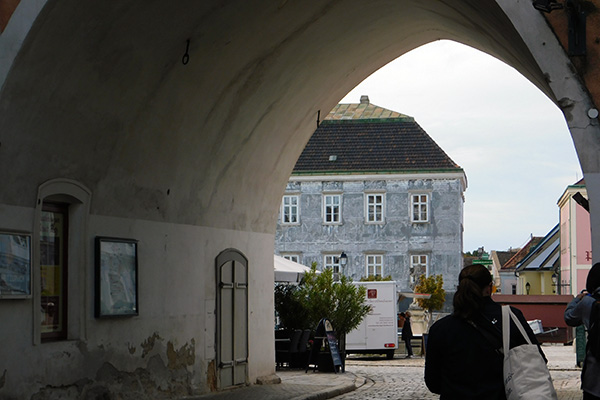 Blick zum Sgraffiti-Haus