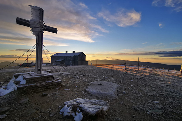 Die Hütte liegt ganz in der Nähe des Gipfelkreuzes (Foto © Alpenverein Edelweiss, Andreas Hölzl)