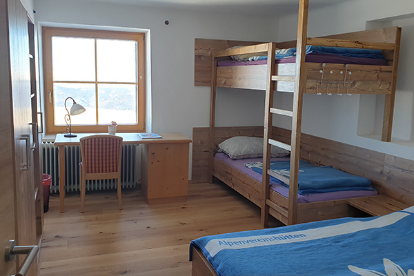 Blick in ein Vierbettzimmer (Foto © Alpenverein Edelweiss, Andreas Hölzl)