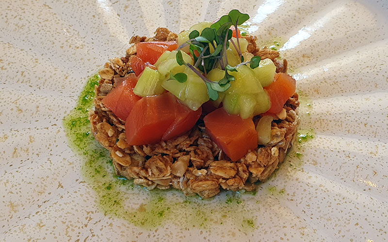 Die kalt geräucherte Forelle auf Granola mit Gurke
