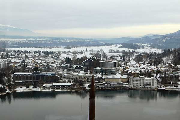 Blick auf den See und die Stadt