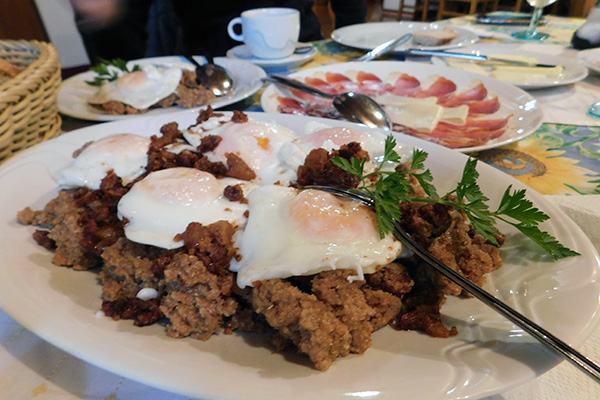 Ein reichlich gedeckter Frühstückstisch mit lauter "selbstgemachten" Köstlichkeiten