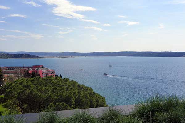 Blick von der Terrasse des Grand Hotels Bernardin aufs Meer