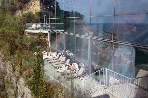 Die Terrasse des Spa-Bereiches mit Blick zum Meer