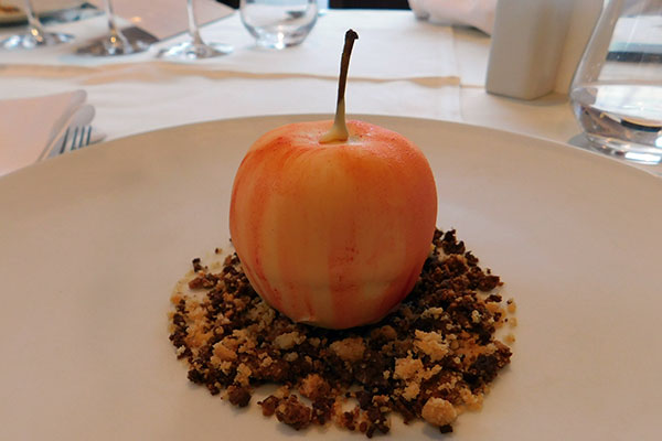 Sieht der Apfel nicht täuschend echt aus? Ist aber aus Schokolade!