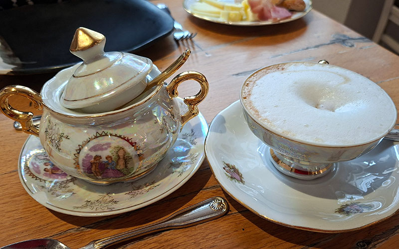 Der Kaffee schmeckt ausgezeichnet