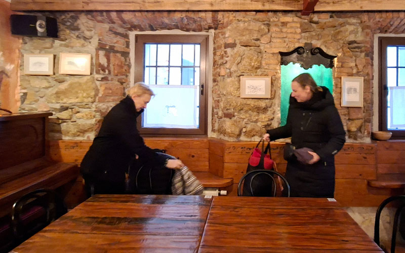 Platz nehmen in der gemütlichen Gaststube