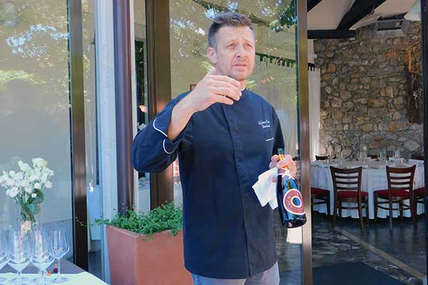 Chef Simo Komel empfängt uns mit einem Gläschen Sekt