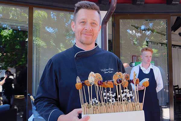 Der Chef persönlich bringt viele kleine Köstlichkeiten