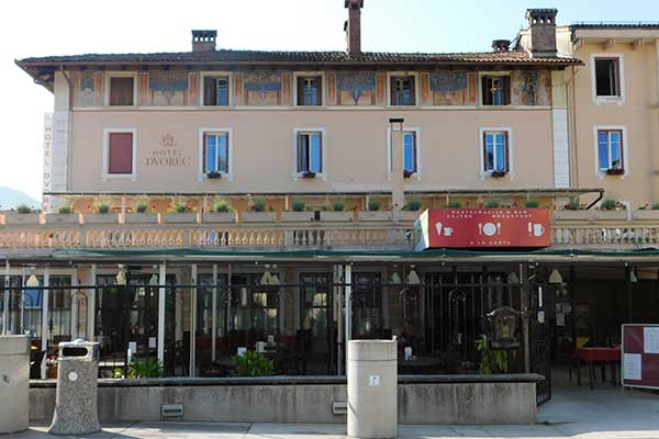 Das Hotel Dvorec neben dem Museum in Tolmin