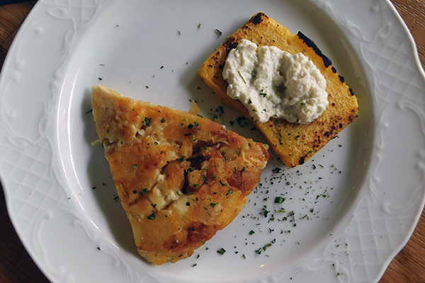 Eine Spezialität: Frika mit Polenta