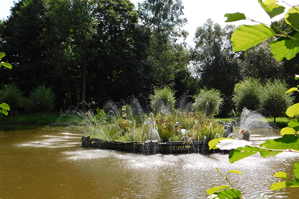 Blick von der Terrasse auf den Teich und die kleine Insel 