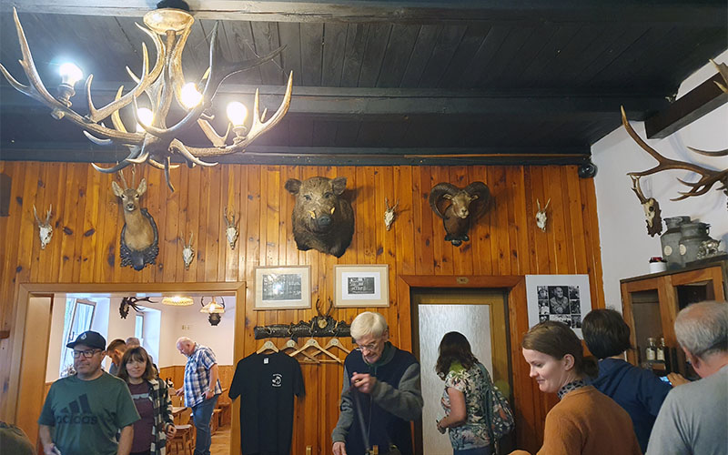 Die Gaststube des Restaurants Hájenka in Kersko