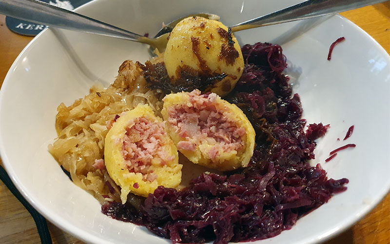 Ausgezeichnet: Meine Selchfleischknödel mit dem hervorragenden Kraut