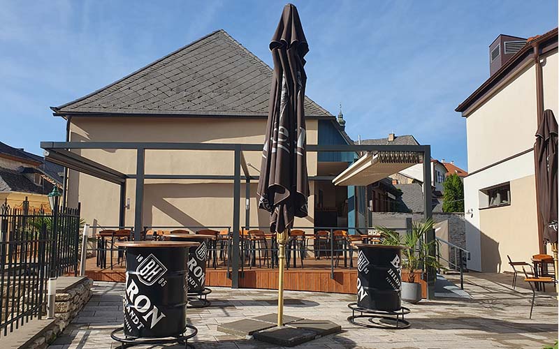 über die Terrasse kommt man in ein schmales Gässchen