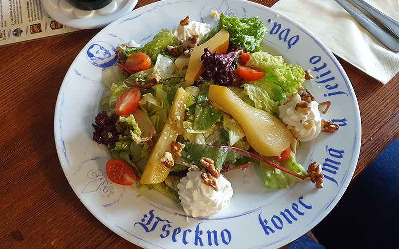 Cremiger Ziegenkäse mit gemischten Salat