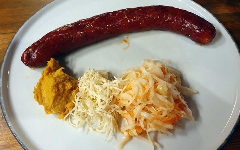 Ein Grillwürstchen - schmeckt gut