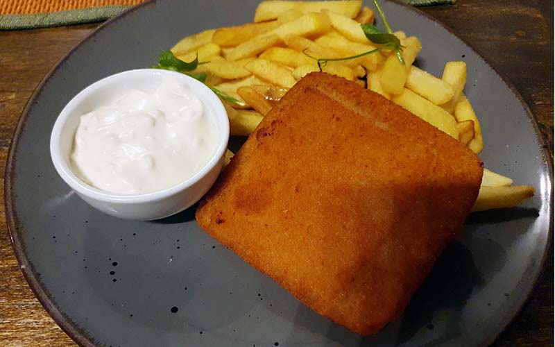 Nicht kalorienarm, aber super zum Bier: der gebackene Käse