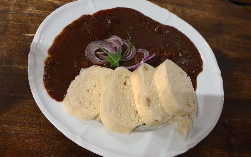 Auch ein Gulasch passt gut zu Bier