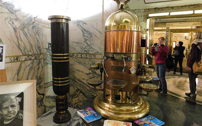 Im Inneren des Café Slavia in prag