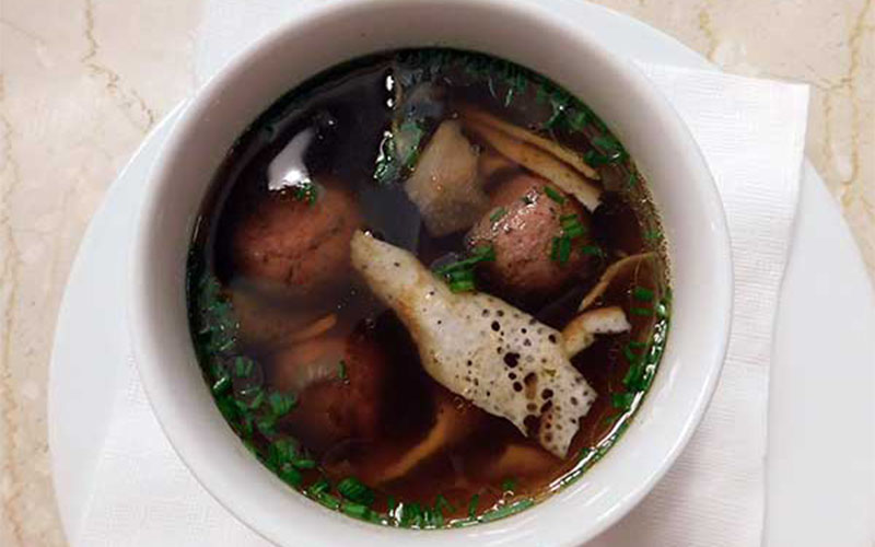 Die ausgezeichnete Rindsuppe mit Fleischknödel