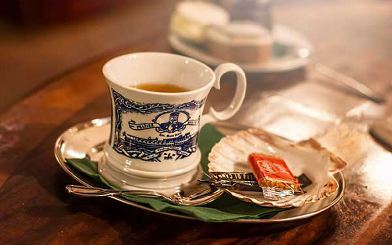 Ein Kaffeehäferl mit einem Bild des Chefs