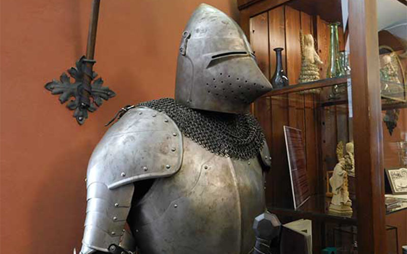 Ein Ritter bewacht das Museum und das Café