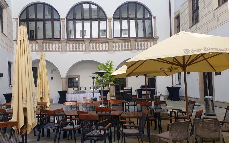 Im Hof des Schlosshotels