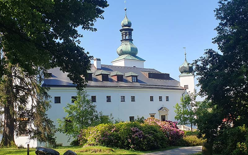 Blick zum Schlosshotel