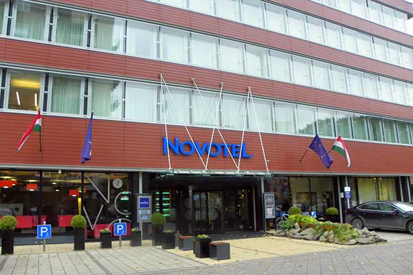 Außenansicht des Novotel Budapest Danube