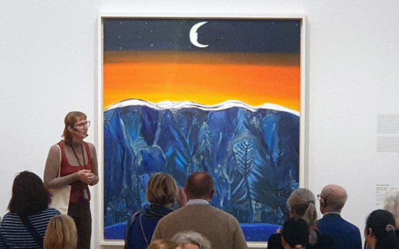 Bei einer Führung durch die Ausstellung