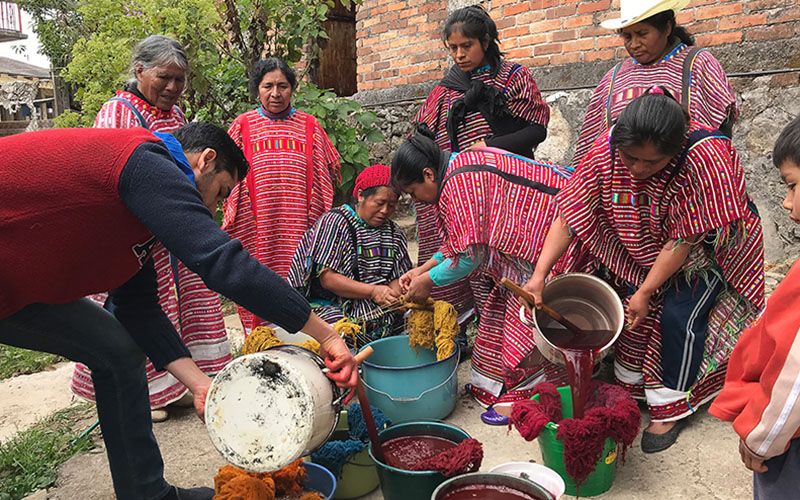 Workshop zu natürlichen Farbstoffen mit dem Kollektiv Llana Huaricnn in San Andrés Chicahuaxtla, Oaxaca, 2019 (Foto © Carlos Barrera Reyes)