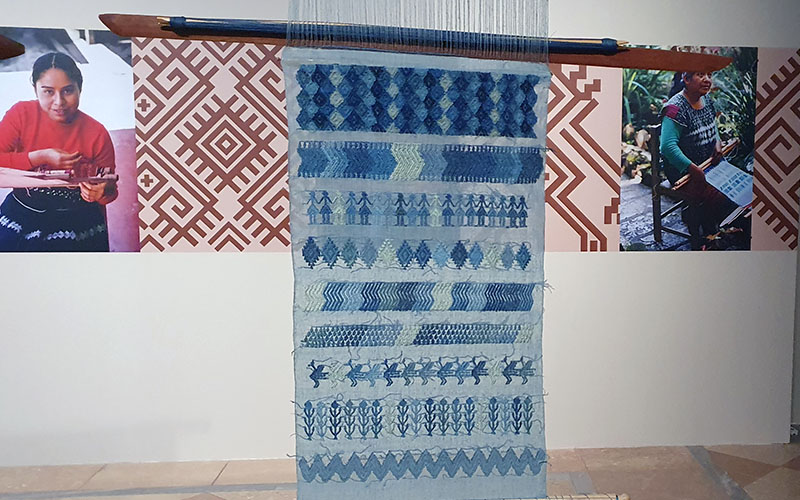 Muster mit Bedeutung mit superdünnen Faden gewebt