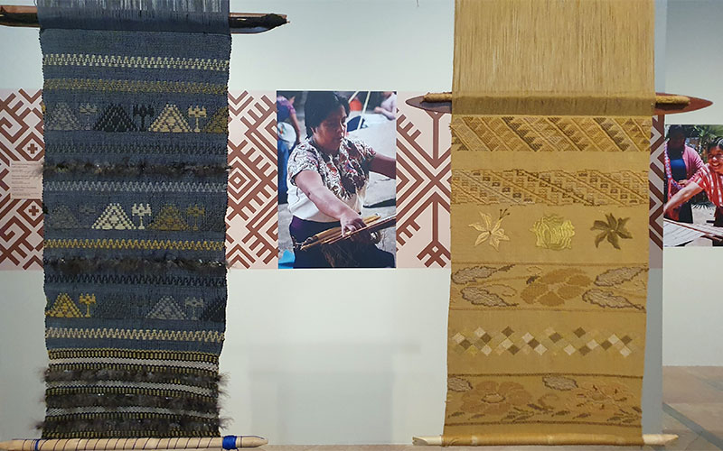 Links: Mit Schlamm gefärbt